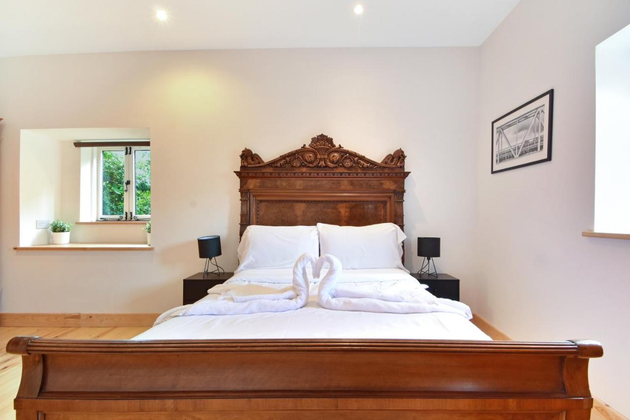 5 Bed Barn Conversion - With Private Hot Tub Holiday home *
