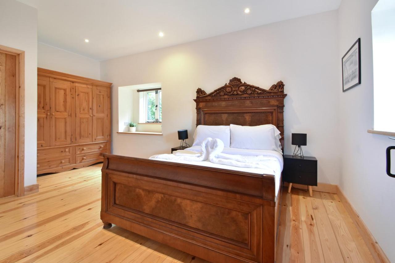 5 Bed Barn Conversion - With Private Hot Tub