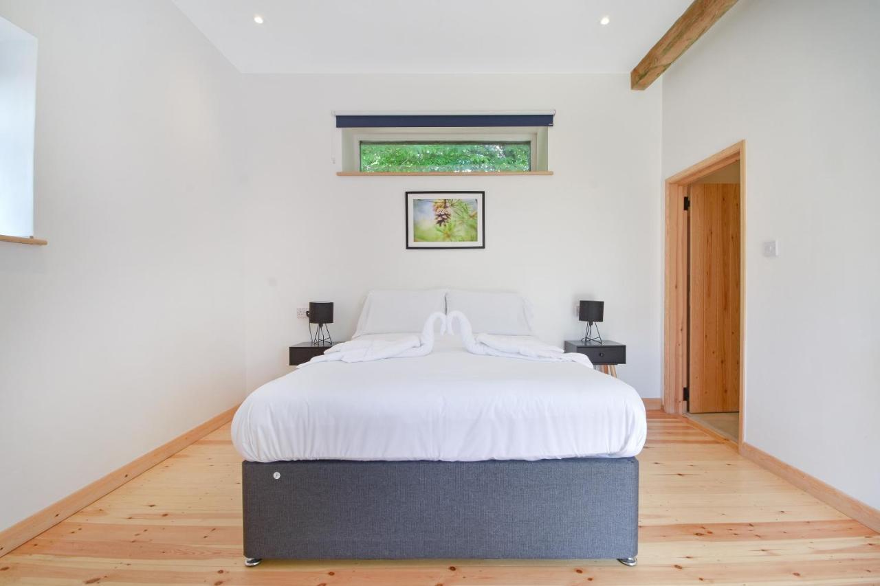 5 Bed Barn Conversion - With Private Hot Tub *